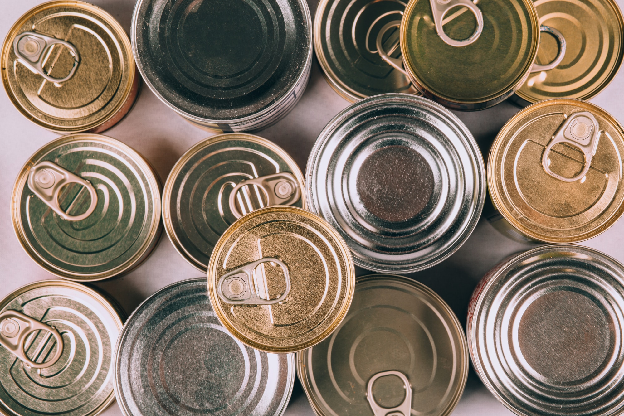 Canned water. Много консервных банок. Самые первые консервные банки. Консервные банки Голднера. Внешний вид жестяной банки.